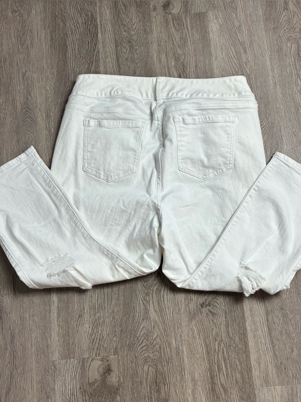 🤍 Torrid Denim Jegging Crop Distressed White Jeans Size 20 - Picture 5 of 12